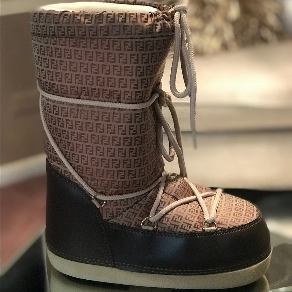 COPY - Girls 100% authentic  Fendi moon boots  size 33